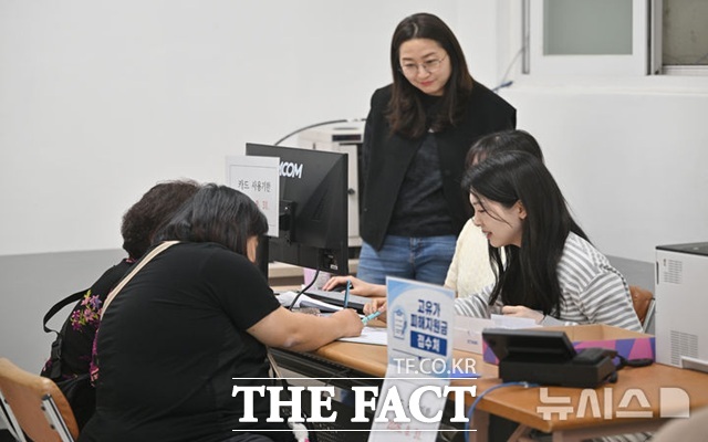 정부의 고유가 피해지원금 1차 신청·지급이 시작된 27일 오전 광주 북구 오치1동주민센터에서 시민들이 피해지원금 지급을 신청하고 있다. /뉴시스