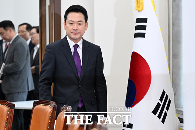 국민의힘이 6·3 지방선거를 앞두고 선거대책위원회 구성에 난항을 겪고 있다. 사진은 장동혁 국민의힘 대표가 27일 오전 서울 여의도 국회에서 열린 최고위원회의에 참석하고 있는 모습. /남용희 기자