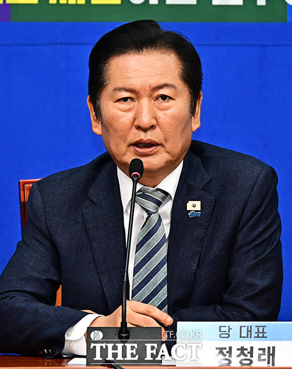 공약 관련 설명하는 정청래 대표.