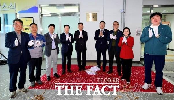 하병필 인천시 행정부시장이 28일 서구 뷰티풀파크에서 열린 '천원세탁소 개소식'에서 현판을 제막하고 있다. /인천시