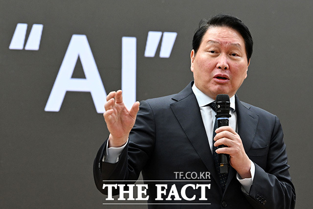 최태원 대한상공회의소 회장이 28일 오전 서울 여의도 국회 의원회관에서 열린 한중의원연맹 2026 제1회 정책세미나에서 '미·중 AI 기술 패권 경쟁 속 대한민국 성장전략'을 주제로 강연을 하고 있다. /국회=남용희 기자