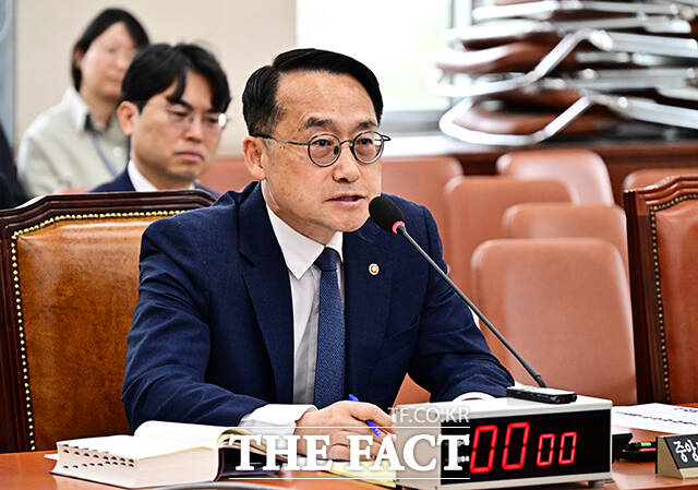 허철훈 중앙선거관리위원회 사무총장이 28일 오전 서울 여의도 국회에서 열린 정치개혁 특별위원회 전체회의에 출석해 공직선거법 일부개정법률안이 의결된 뒤 인사말을 하고 있다. /국회=배정한 기자