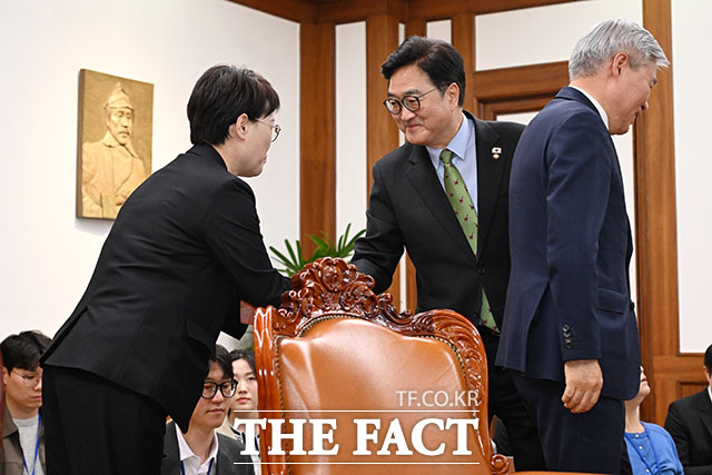 우원식 국회의장이 28일 오후 서울 여의도 국회에서 열린 제3차 개헌 연석회의에 참석해 발언하고 있다.