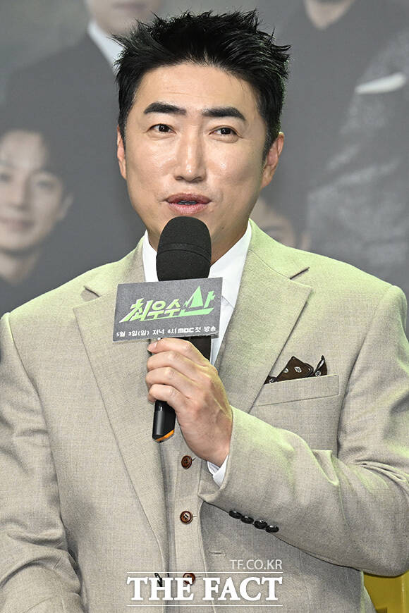 허경환과 장동민, 서예나 PD, 김명엽 PD, 김익환 PD, 유세윤, 양세형, 붐(왼쪽부터)이 포즈를 취하고 있다.