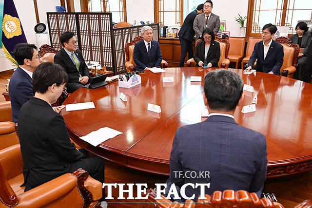 우원식 국회의장이 28일 오후 서울 여의도 국회에서 열린 제3차 개헌 연석회의에 참석해 발언하고 있다.