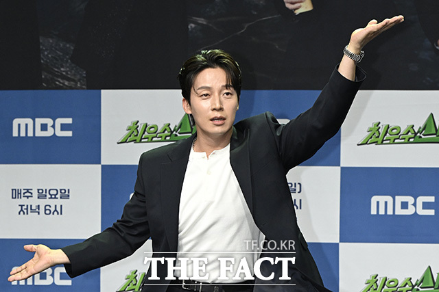 장동민이 포즈를 취하고 있다.