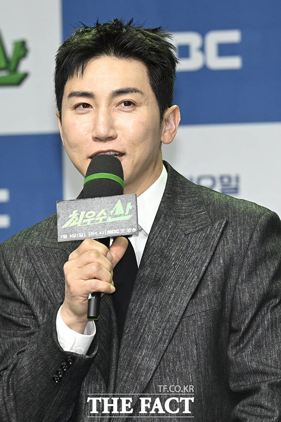 허경환과 장동민, 서예나 PD, 김명엽 PD, 김익환 PD, 유세윤, 양세형, 붐(왼쪽부터)이 포즈를 취하고 있다.