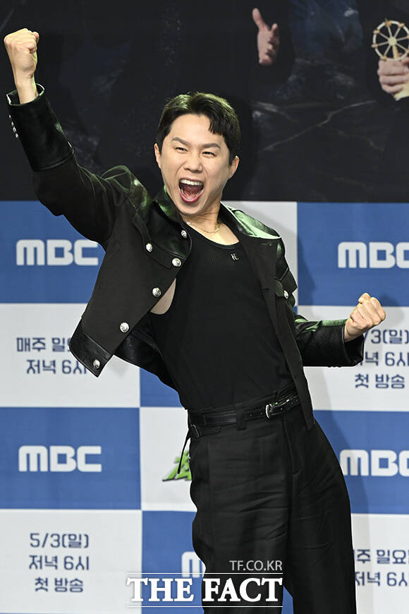 장동민이 포즈를 취하고 있다.