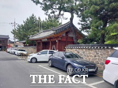 경주시 노서동 경주문화원(옛 경주박물관) 역시 2m 넘는 담장 때문에 시민들과 관광객들로부터 소외된 상태다. /박진홍 기자