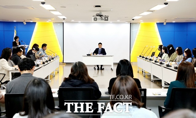 이계삼 안양시장 직무대행이 27일 오후 4시 30분 시청 3층 상황실에서 열린 AI 업무혁신 아이디어 데모데이에서 회의를 주재하고 있다. /안양시