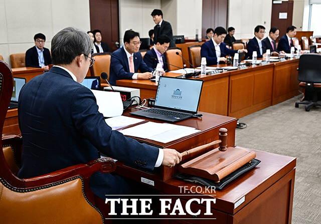 허철훈 중앙선거관리위원회 사무총장이 28일 오전 서울 여의도 국회에서 열린 정치개혁 특별위원회 전체회의에 출석해 공직선거법 일부개정법률안이 의결된 뒤 인사말을 하고 있다. /국회=배정한 기자