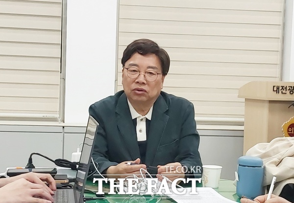 권선택 전 대전시장이 28일 대전시의회 기자실에서 기자간담회를 갖고 6월 지방선거 판세와 흐름에 대해 이야기했다. /선치영 기자