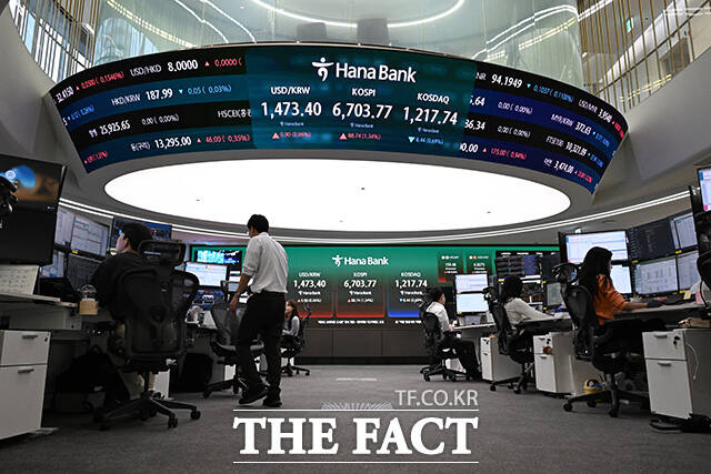 코스피가 사상 최고가를 경신한 28일 오전 서울 중구 하나은행 딜링룸 전광판에 지수가 표시돼 있다. /김성렬 기자