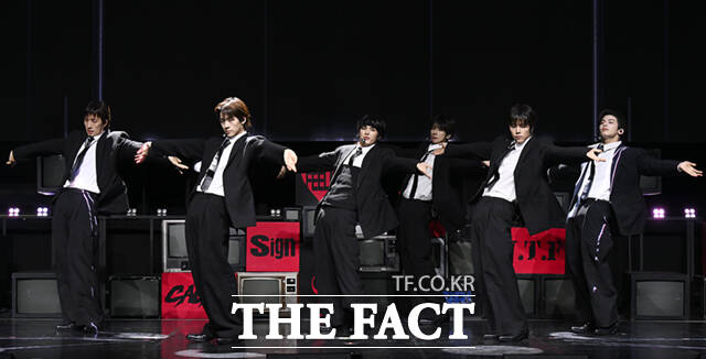 그룹 82메이저(82MAJOR)가 28일 서울 서대문구 신촌로 예스24 원더로크홀에서 열린 미니 5집 'FEELM(필름)' 발매 기념 쇼케이스에서 무대를 선보이고 있다. /이새롬 기자