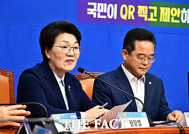 권향엽 더불어민주당 의원이 28일 오전 서울 여의도 국회에서 열린 '착!붙 공약 프로젝트' 13호·14호·15호 공약 발표에 참석해 13호 공약에 대해 설명하고 있다. /국회=배정한 기자