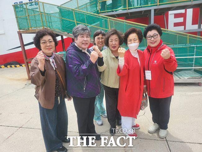 이철우 경북지사 예비후보 부인 김재덕 씨(오른쪽 두 번째)가 28일 울릉도를 방문했다. /김성권 기자