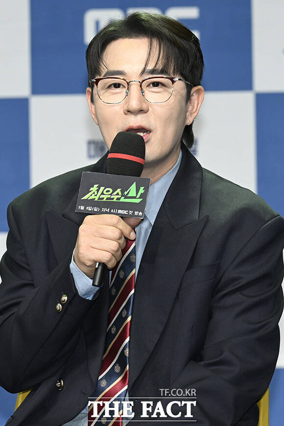 허경환과 장동민, 서예나 PD, 김명엽 PD, 김익환 PD, 유세윤, 양세형, 붐(왼쪽부터)이 포즈를 취하고 있다.