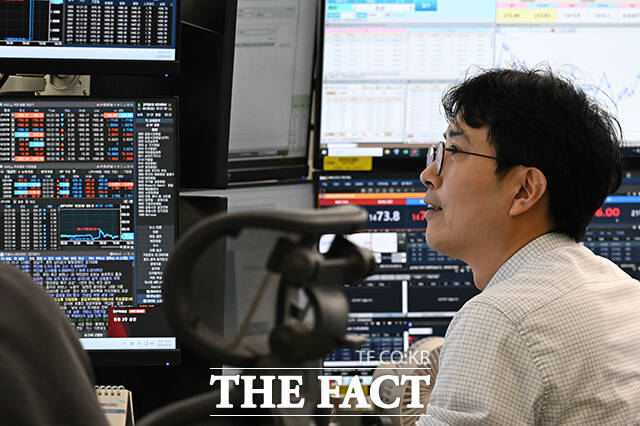 코스피가 사상 최고가를 경신한 28일 오전 서울 중구 하나은행 딜링룸 전광판에 지수가 표시돼 있다. /김성렬 기자