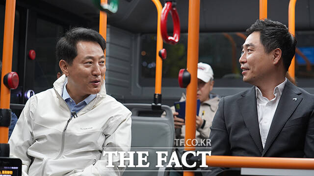 오세훈 국민의힘 서울시장 후보가 28일 오전 '새벽동행 자율주행버스'에 탑승해 한 시민과 대화하고 있다. /오세훈 캠프