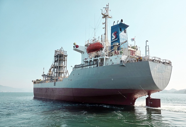 쌍용C&E는 자사 시멘트 전용선이 지난 25일 동해 해상에서 표류하던 다이버를 발견하고 구조에 성공했다고 28일 밝혔다. 사진은 쌍용C&E 창양호가 동해항에 출항하는 모습. /쌍용C&E