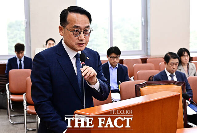 허철훈 중앙선거관리위원회 사무총장이 28일 오전 서울 여의도 국회에서 열린 정치개혁 특별위원회 전체회의에 출석해 공직선거법 일부개정법률안이 의결된 뒤 인사말을 하고 있다. /국회=배정한 기자