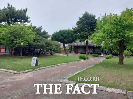 경주문화원이 2m가 넘는 담장 때문에 시민들과 관광객들로부터 소외된 상태다. 하지만 내부는 아름다운 도심 속 정원이다. /박진홍 기자