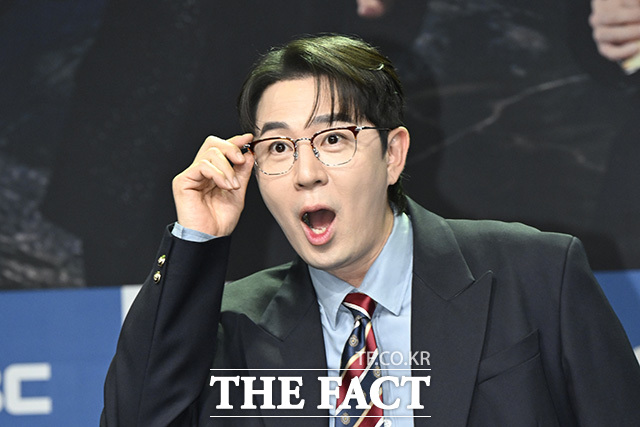 장동민이 포즈를 취하고 있다.