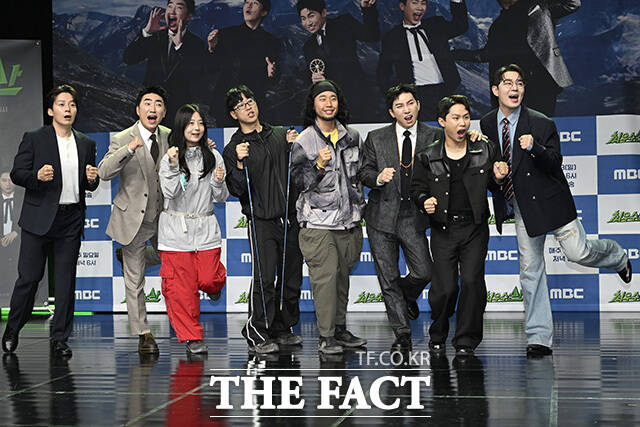 허경환과 장동민, 서예나 PD, 김명엽 PD, 김익환 PD, 유세윤, 양세형, 붐(왼쪽부터)이 포즈를 취하고 있다.