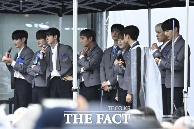 그룹 워너원이 7년 만에 Mnet Plus 새 리얼리티 프로그램 'WANNA ONE GO : Back to Base'로 팬들과 만난다. 사진은 지난 6일 오전 서울 마포구 상암동 DMC 문화공원에서 오프닝 행사를 연 모습. /송호영 기자