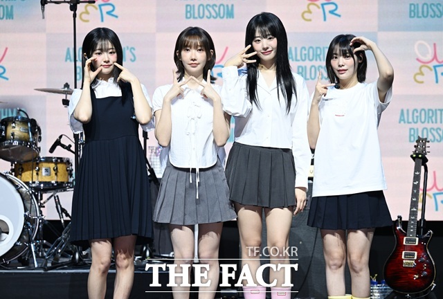 데뷔 초창기 QWER은 실력 논란에 휘말리기도 했으나 많은 노력으로 실력을 쌓아 논란을 잠재웠다. 사진은 QWER 쵸단 마젠타 히나 시연(왼쪽부터)이 2024년 10월 23일 서울 서대문구 예스24 원더로크홀에서 열린 두 번째 미니앨범 'Algorithm's Blossom' 발매 기념 미디어 쇼케이스에 참석해 포즈를 취하는 모습이다./더팩트DB