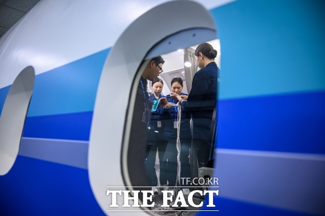 파라타항공과 유한대학교가 산학협력으로 항공훈련센터를 개소한 지난달 27일 경기 부천시 유한대 항공훈련센터에서 승무원들이 기내 포승줄 포박 훈련을 하고 있다. /부천=남윤호 기자(현장풀)