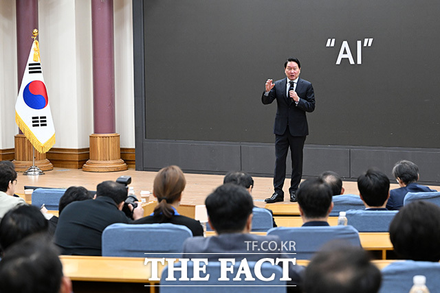 '미·중 AI 기술 패권 경쟁 속 대한민국 성장전략' 주제로 강연하는 최태원 대한상의 회장.