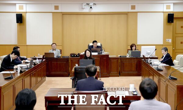 대전시의회 행정자치위원회는 28일 회의를 열고 이날 상정된 '대전광역시 자치구의회 지역구 명칭·구역 및 의원정수조례 일부개정조례안'을 원안대로 가결했다. /대전시의회