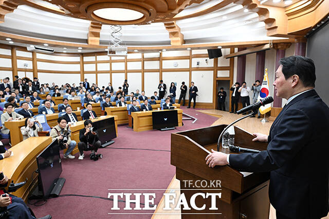 '미·중 AI 기술 패권 경쟁 속 대한민국 성장전략' 주제로 강연하는 최태원 대한상의 회장.