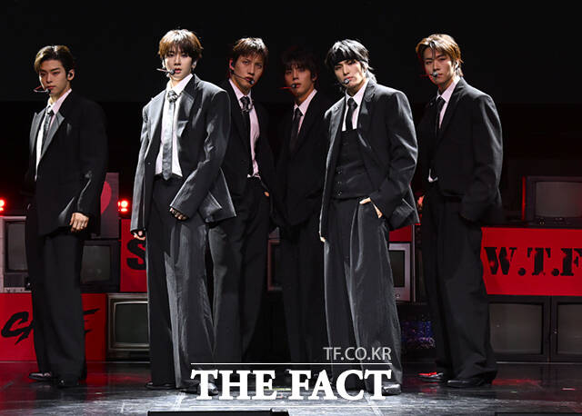 그룹 82메이저(82MAJOR)가 28일 서울 서대문구 신촌로 예스24 원더로크홀에서 열린 미니 5집 'FEELM(필름)' 발매 기념 쇼케이스에서 무대를 선보이고 있다. /이새롬 기자