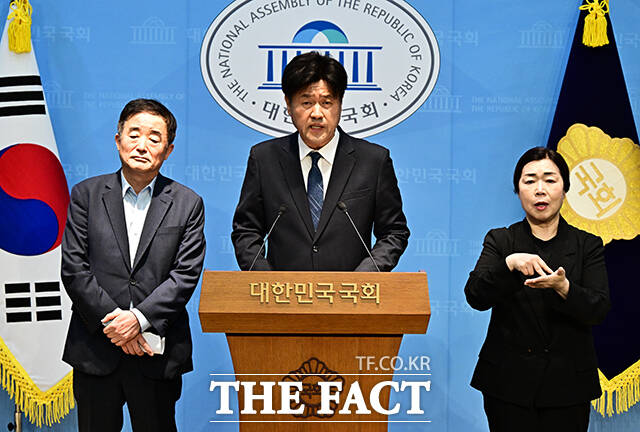 김용 전 민주연구원 부원장이 28일 오후 서울 여의도 국회 소통관에서 기자회견을 열고 재·보궐선거 공천 배제 관련 입장을 밝히고 있다. /국회=배정한 기자