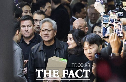 젠슨 황 엔비디아 최고경영자(왼쪽부터)의 장녀 매디슨 황 옴니버스·로보틱스 사업 수석 이사가 김유원 네이버클라우드 대표와 회동을 가질 전망이다. 사진은 지난해 10월 방한 당시의 젠슨 황·매디슨 황 부녀의 모습이다. /뉴시스