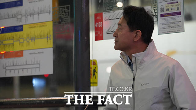 오세훈 국민의힘 서울시장 후보가 28일 오전 '새벽동행 자율주행버스'에 탑승해 한 시민과 대화하고 있다. /오세훈 캠프