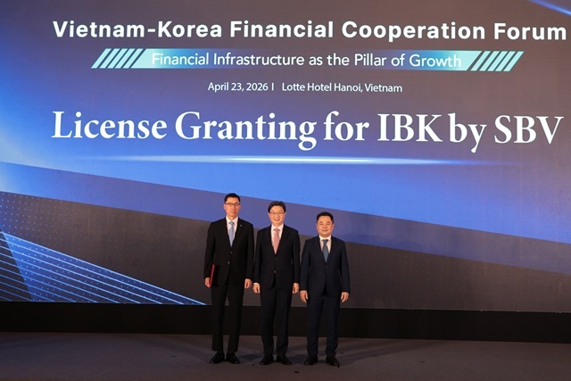지난 23일 베트남 하노이에서 열린 한·베 금융협력포럼에서 (왼쪽부터) 장민영 IBK기업은행장, 이억원 금융위원장, 응우옌 응옥 칸 베트남 중앙은행 부총재가 기념촬영을 하고 있는 모습. /IBK기업은행
