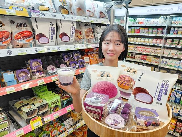 CU는 우베를 활용한 '우베 바스크 치즈 케익', '우베 찰떡 꼬치' 등 디저트·빵 6종을 순차적으로 출시한다. /BGF리테일