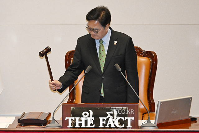 공직선거법 일부개정법률안 가결 알리는 우원식 국회의장.