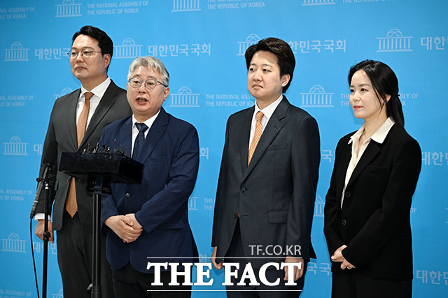 개혁신당 소속으로 경기도지사에 출마하는 조응천 전 의원이 28일 오전 서울 여의도 국회 소통관에서 출마 기자회견을 하고 있다. /국회=서예원 기자