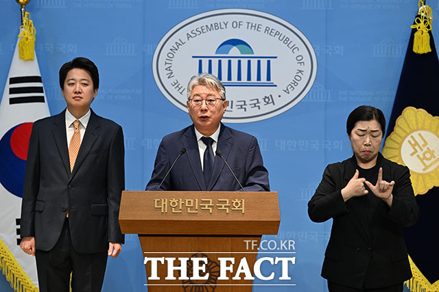 개혁신당 소속으로 경기도지사에 출마하는 조응천 전 의원이 28일 오전 서울 여의도 국회 소통관에서 출마 기자회견을 하고 있다. /국회=서예원 기자