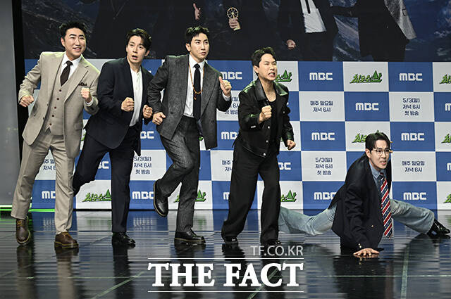 허경환과 장동민, 서예나 PD, 김명엽 PD, 김익환 PD, 유세윤, 양세형, 붐(왼쪽부터)이 포즈를 취하고 있다.