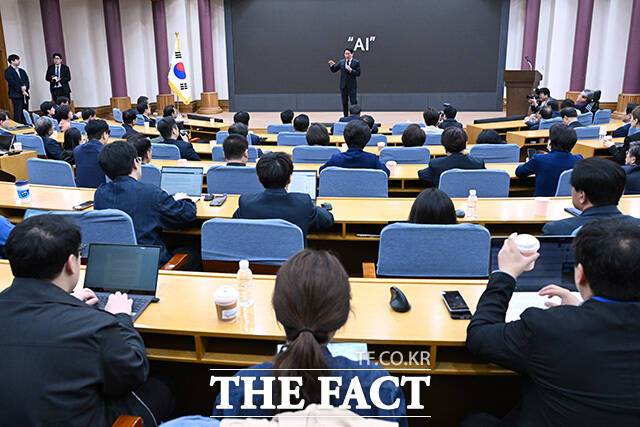 '미·중 AI 기술 패권 경쟁 속 대한민국 성장전략' 주제로 강연하는 최태원 대한상의 회장.