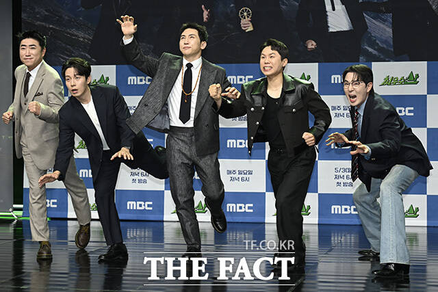 허경환과 장동민, 서예나 PD, 김명엽 PD, 김익환 PD, 유세윤, 양세형, 붐(왼쪽부터)이 포즈를 취하고 있다.