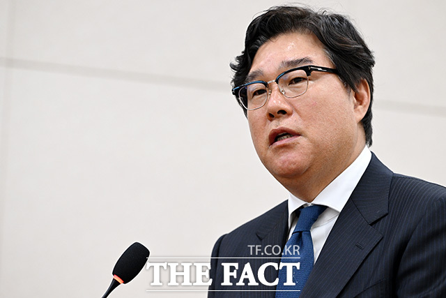 의원 질의에 답하는 김성태 전 쌍방울 회장.