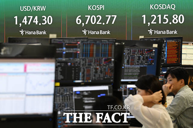 코스피가 사상 최고가를 경신한 28일 오전 서울 중구 하나은행 딜링룸 전광판에 지수가 표시돼 있다. /김성렬 기자