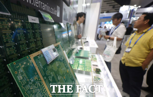 지난해 9월 인천 연수구 송도컨벤시아에서 열린 제22회 국제 첨단 반도체 기판 및 패키징 산업전을 찾은 관람객들이 다양한 종류의 PCB 기판을 살펴보고 있다. /뉴시스