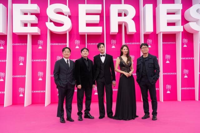 SLL 박준서 대표, 정대윤 감독, 배우 안보현 수현, 정현민 작가(왼쪽부터)가 24일 진행된 칸 국제 시리즈 페스티벌 핑크카펫 행사에 참석했다. /SLL